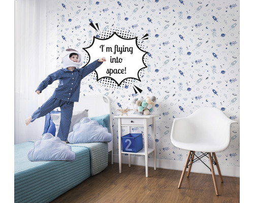 Kinderkamer met behang met ruimtethema, bed, nachtkastje en stoel