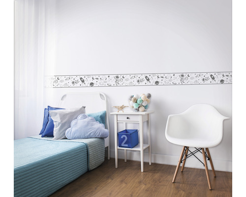 Kinderkamer met bed, nachtkastje, stoel en border met ruimtethema