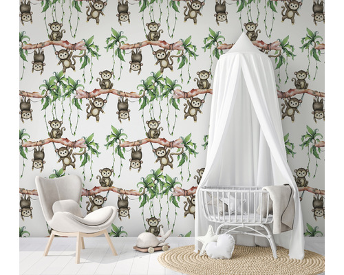 Kinderkamer met behang met apenpatroon, wieg en fauteuil