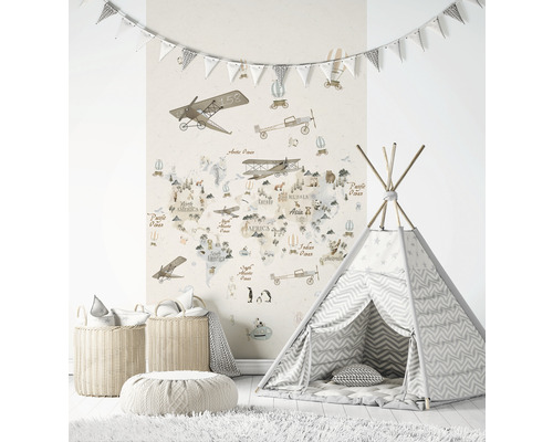 Kinderkamer met wereldkaartbehang, speeltent en opbergmanden.