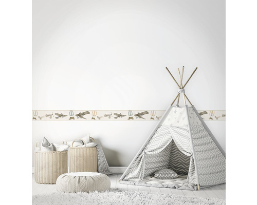 Kinderkamer met vliegtuigbehangrand, speeltent en manden