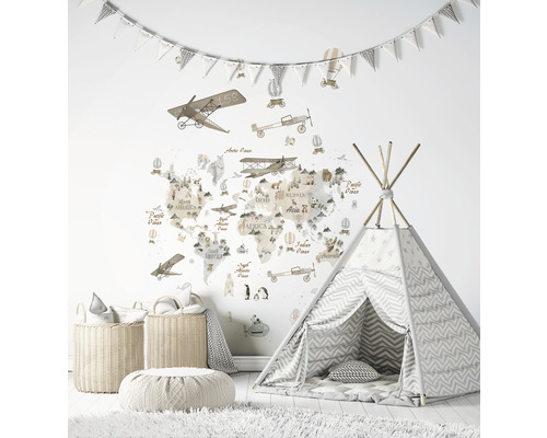 Kinderkamer met wereldkaart, speeltent, manden en decoratie