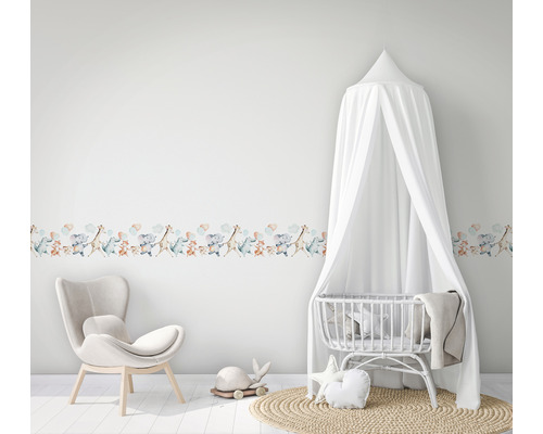 Babykamer met dierenpatroon wandborder, wieg en fauteuil