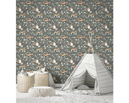 Kamer met bosdierenbehang, tipi, manden en tapijt