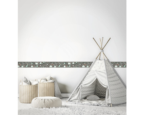 Kinderkamer met patroonrand, speeltent, kussens en manden