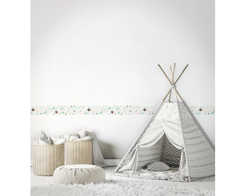 Kinderkamer met dierenrand, speeltent en opbergmanden