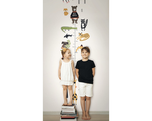 Kinderkamer met muursticker meetlat en twee kinderen