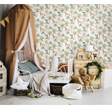 Kinderkamer met hemelbed en junglebehang met dierenmotieven