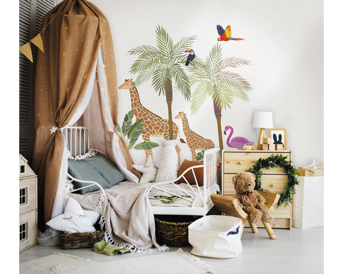 Kinderkamer met bed, hemel, commode en muursticker met jungle motieven