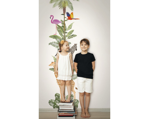 Muursticker met jungle motief en groeimeter, met kinderen ervoor