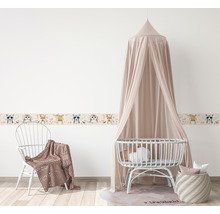 Kinderkamer met rand, babybed en stoel