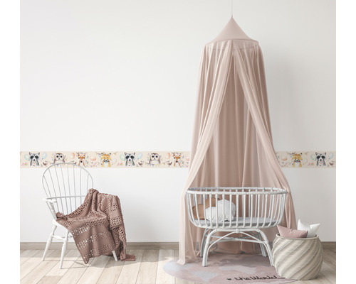 Kinderkamer met rand, babybed en stoel