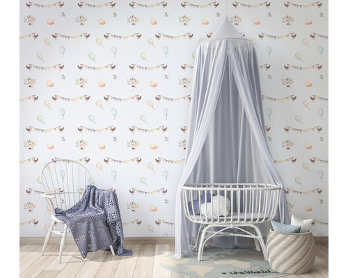 Gedecoreerde kinderkamer met babybed, stoel en behang met patroon