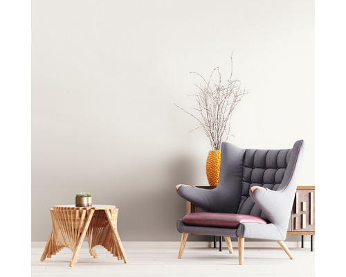 Woonkamer met fauteuil, bijzettafel en decoratie