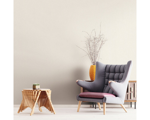 Woonkamer met fauteuil, bijzettafel en decoratie