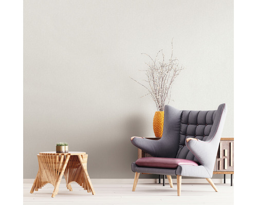 Woonkamer met fauteuil, bijzettafel en decoratieve bloemenvaas