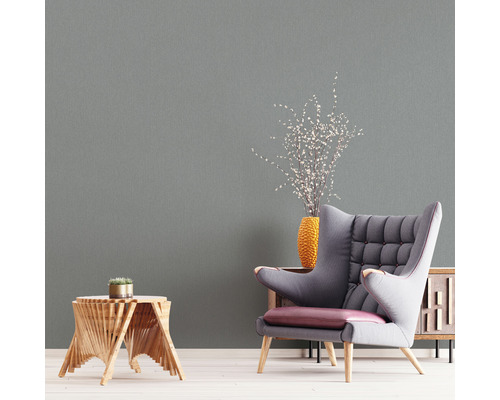 Woonkamer scène met fauteuil, bijzettafel, vaas en bijpassend wandbehang