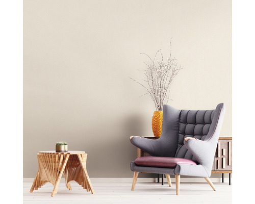 Woonkamer met fauteuil, bijzettafel en decoratie