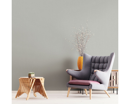 Woonkamer met fauteuil, bijzettafel en decoratie