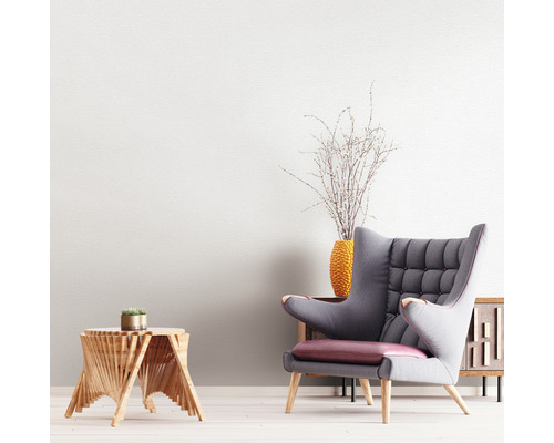 Woonkamer met oorfauteuil, bijzettafel en decoratie