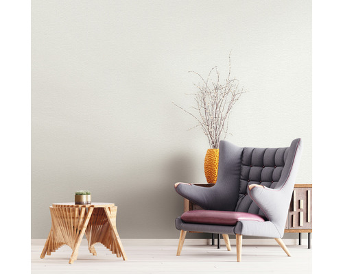 Woonkamer met fauteuil en bijzettafel