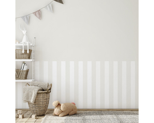 Kinderkamer met speelgoed, rek en gestreepte wand