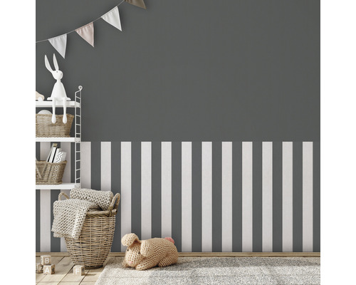 Kinderkamer met gestreepte muur, speelgoedrek en decoratie