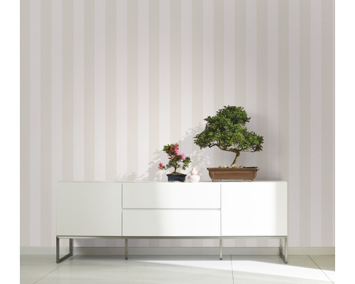 Moderne kamer met gestreepte behang, witte dressoir en bonsai planten