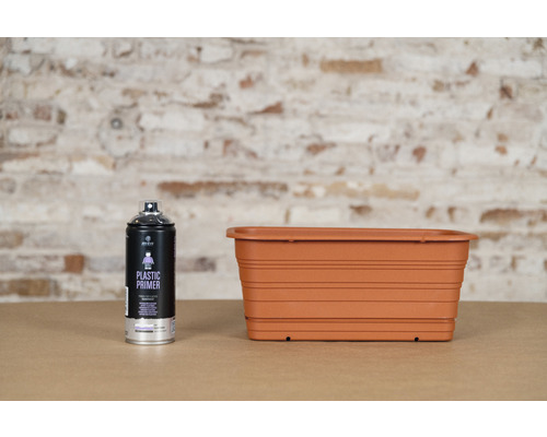 Kunststof primer spuitbus en kunststof plantenbak
