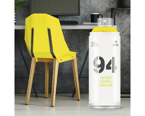 Gele stoel naast een spuitbus.