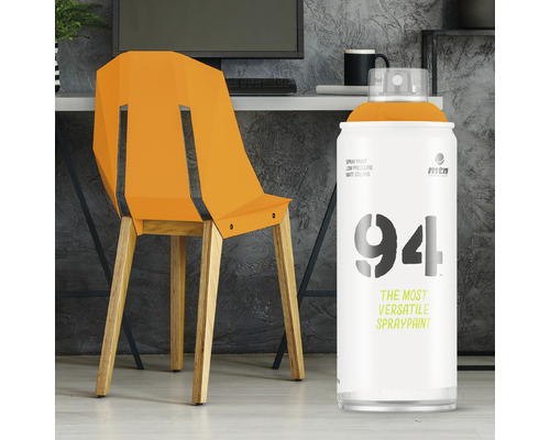 Scene met een spuitbus Montana 94 en een stoel