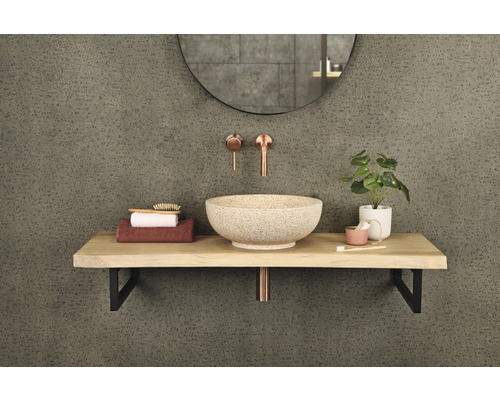 Badkamerwastafel met kraan, handdoeken en spiegel op een houten tafel