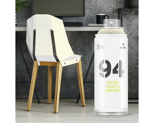 Spuitbus met lak en stoel in een kantooromgeving