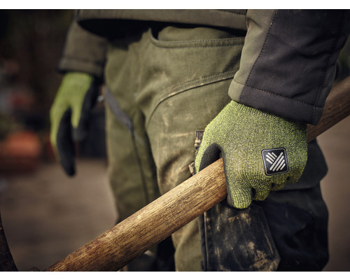 Man houdt een houten steel vast met werkhandschoenen