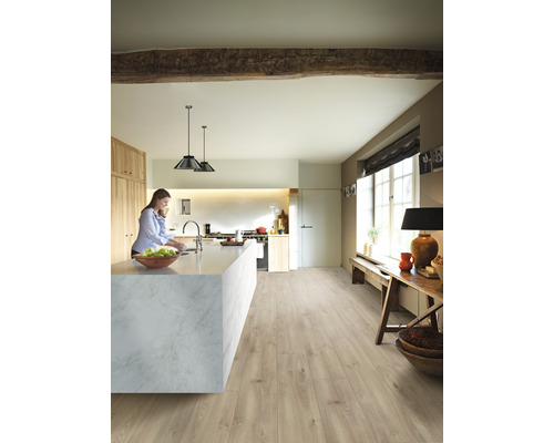 Lichte ruimte met keuken en houten balkenplafond, laminaatvloer