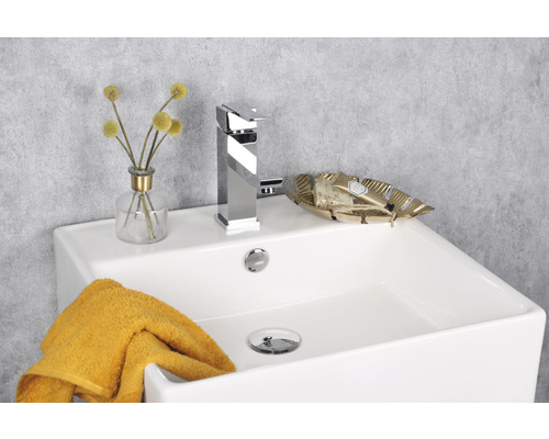 Wastafel met kraan, handdoek en decoraties