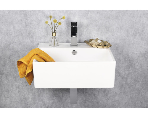 Wastafel met kraan, handdoek en decoratie