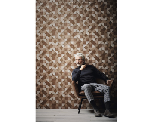 Man zit voor een wand met geometrisch behang uit de Metropolitan Stories collectie.