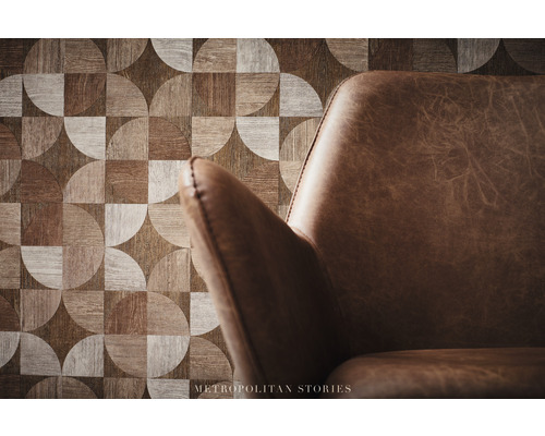 Decoratieve houten lambrisering met bruine lederen fauteuil