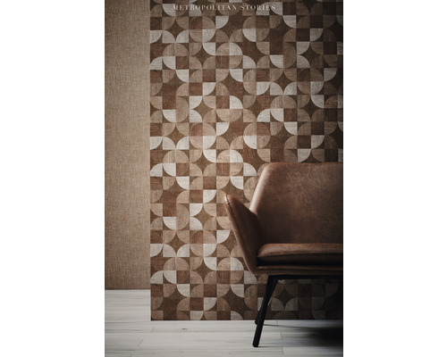 Woonkamer scène met grafisch behang en fauteuil