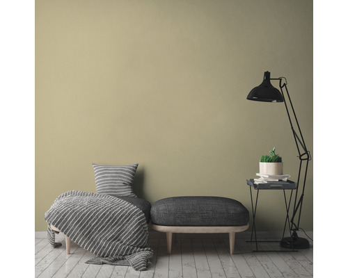 Decoratieve woonsfeer met zitplaatsen, vloerlamp en kamerplant op bijzettafel voor eenkleurige muur