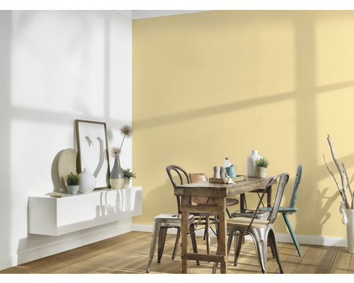 Eetkamer met houten tafel, metalen stoelen en wandplank in een lichte ambiance.