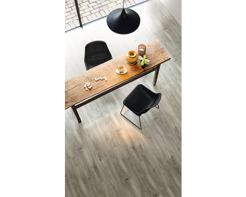 Interieur met eettafel, stoelen en vloerbedekking