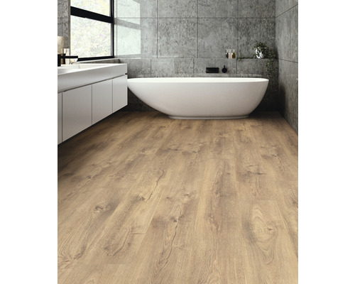 Moderne badkamer met bad, wastafel en houten vloer