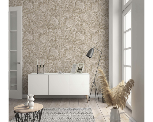 Woonkamer met bloemrijk behang, witte ladekast en decoratie