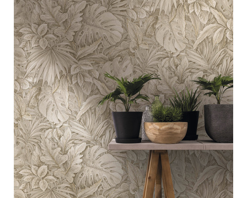 Behang met botanisch patroon en kamerplanten op een tafel