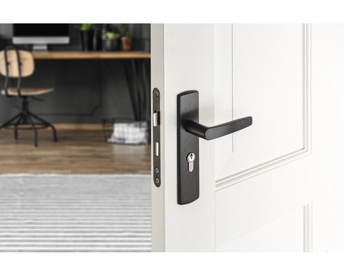 Deur met zwarte deurklink en slot