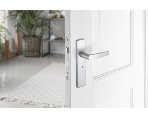 Open witte binnendeur met zilverkleurige deurklink