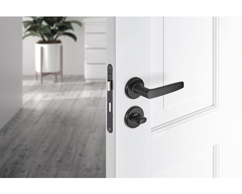 Zwarte binnendeurbeslag op een witte deur