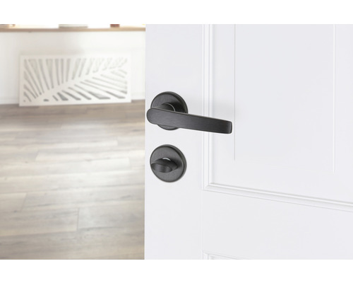 Deurklink met slot op een witte deur